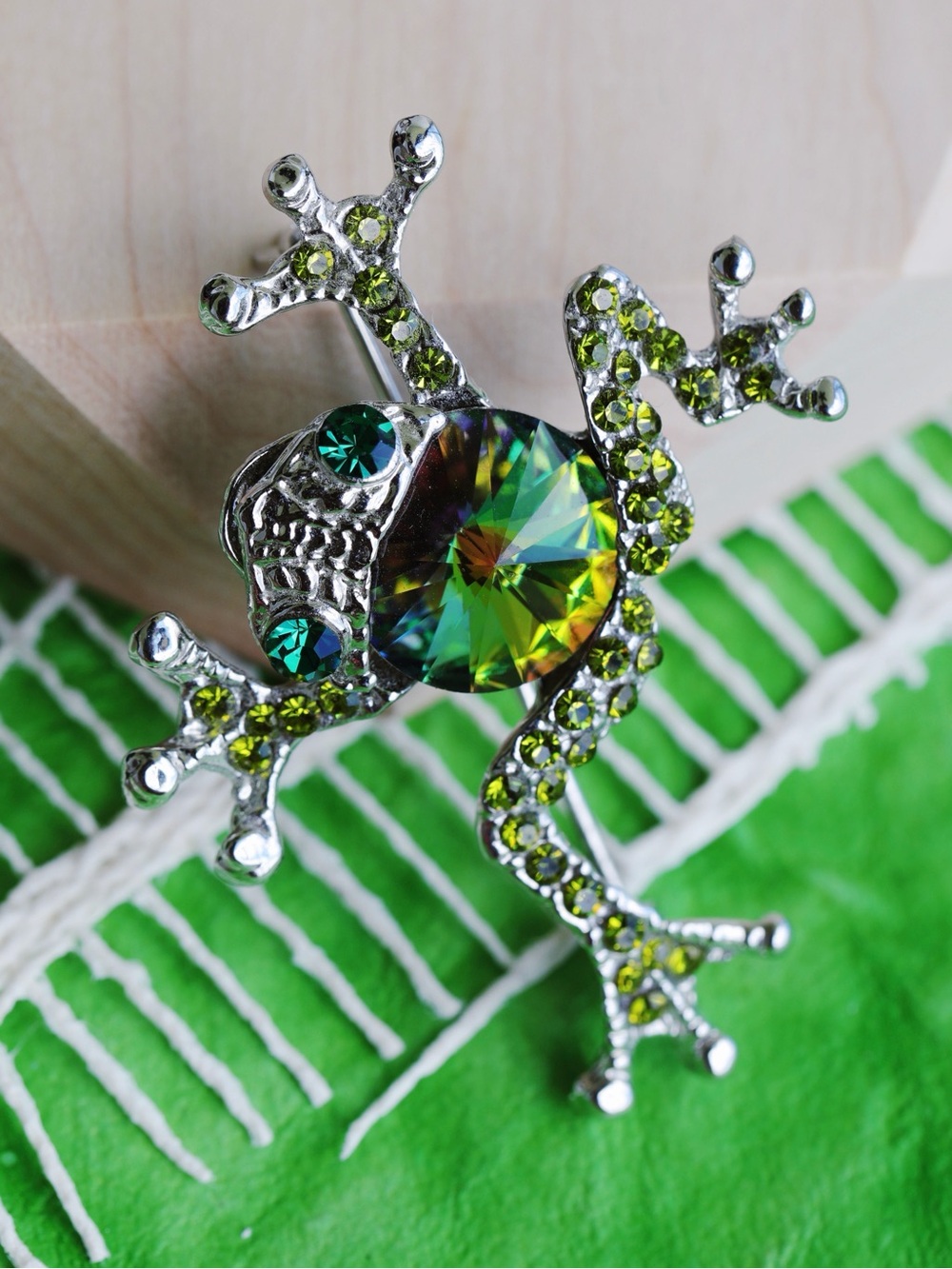 Silver Tone Whimsical Green Faceted Iridescent Gemstone Tree Frog Brooch NWOT